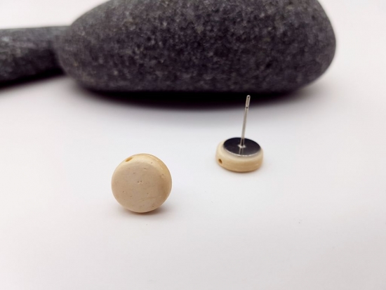 Preview: Mini Kokos Ohrstecker hell